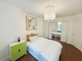 A bright and tidy double-bed room in midtown