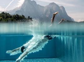 Hotel Alpenflora，位于卡斯特尔罗托的酒店