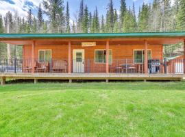 Inviting Deadwood Cabin with Wraparound Deck and Grill，位于戴德伍德的乡村别墅