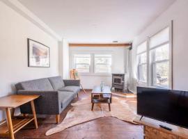 Serene Catskills Retreat with Deck，位于Woodbourne的酒店