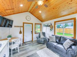 Peaceful Bonners Ferry Cabin with Deck and Mtn Views!，位于邦纳斯费里的酒店