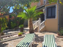 Paraíso Familiar en Marisol Park Bungalow con Piscina, Tenis y Parking，位于卡尔佩的度假屋