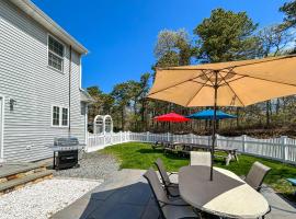 1 Mi to Beach Home with Fire Pit and BBQ in Cape Cod!，位于South Chatham的酒店