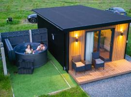 OAKWOOD GLAMPING Mourne Mountains，位于Moyad的露营地