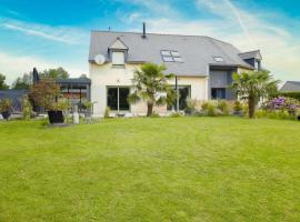 Beautiful house with terrace and garden，位于埃皮尼亚克的酒店