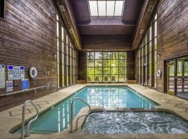 Mountain Getaway and Pool at Brian Head Ski Resort，位于布赖恩峰的酒店