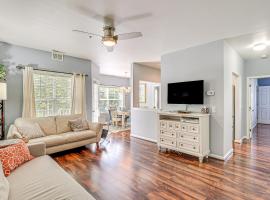 Community Pool and Private Balcony Chic Lewes Gem，位于刘易斯的酒店