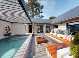 Mini Villa de 75m2 avec patio, vue piscine, et salle de sport avec sauna à LA BAULE ESCOUBLAC à 800m des commerces à pied，位于拉波勒的酒店