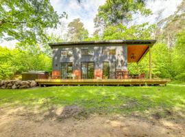 Modern Hersey Tiny Home w/ Private Hot Tub!，位于Evart的酒店