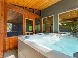 New Ozark Oasis Luxe Cabin Retreat with Hot Tub，位于霍利斯特的木屋