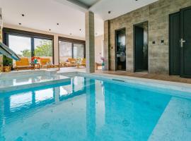 Terra Maiorum -12 person private Villa - heated pool and water massage，位于波弗加纳的乡村别墅