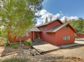 Pet-Friendly Escape with Game Room and Fire Pit!，位于North Fork的酒店