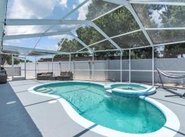 Stunning Modern Home in Tampa with Pool - Just 5 Minutes from Airport!，位于坦帕的酒店