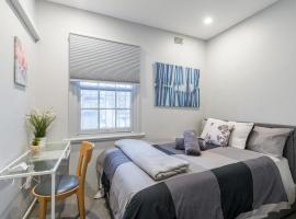 Chic Double Room - AC - Next to Central Station - Nearby CBD USYD UTS Top Viewed Bistros - Shared Bathroom，位于悉尼的酒店