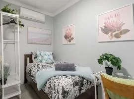 Chic Single Room - AC - Next to Central Station - Nearby CBD USYD UTS Top Viewed Bistros - Shared Bathroom