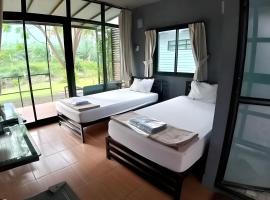 Baan Rim Nam Resort，位于攀牙的酒店