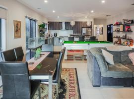 Dream Clyde Family Home Movie Theater and Pool Table，位于Clyde的酒店