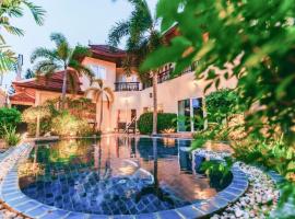 Luxury & Huge Garden Pool Villa Semi-4Bed near Beach & Walking Street，位于南芭堤雅的度假屋