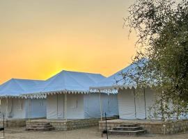 Jaisan Boutique Desert Camp Jaisalmer，位于斋沙默尔捷西米尔机场 - JSA附近的酒店
