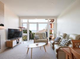 Apartment in the Heart of Sandy Bay，位于桑迪湾的酒店