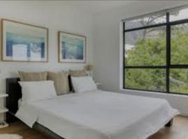Lv Guest house mafikeng，位于梅富根的带停车场的酒店