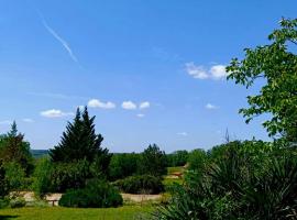 Camping au calme，位于Saint-Aubin-de-Nabirat的酒店
