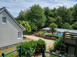 Les Chalets de SAUMUR, Piscine & Parc boisé, 100m du CadreNoir，位于索米尔的酒店