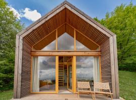 Glamping Zarja, Vipava Valley，位于Col的带泳池的酒店