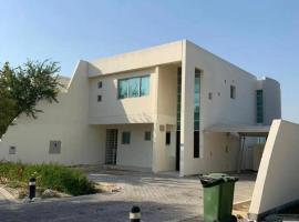 Durrat Al Bahrain villa，位于Durrat Al Bahrain的乡村别墅