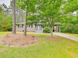 Pinehurst Home with Deck Less Than 2 Mi to Golf Course!，位于派恩赫斯特的酒店
