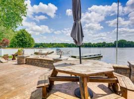 Lakefront Vacation Rental ~ 10 Mi to Shipshewana!，位于Howe的酒店