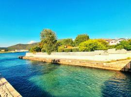 VILLA CECILIA sul LAGO fronte MARE，位于斯佩隆加的酒店