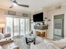 Huntington Beach Condo with Pool Less Than 1 Mi to Pier!，位于亨廷顿海滩的酒店