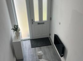 Luxury 3 bedroom house Rainham Essex - Free parking and Wifi，位于雷纳姆的别墅