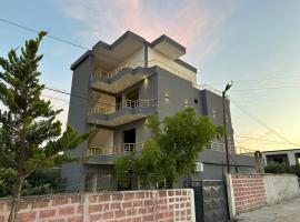 Mico's Apartments，位于伏罗拉的酒店