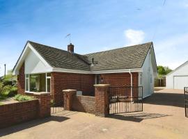 HUGE SALE, 5 BEDROOM BUNGALOW, SLEEPS 7, in CALNE，位于卡恩的度假屋