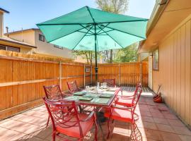 Flagstaff Townhome with Grill about 3 Mi to Dtwn，位于弗拉格斯塔夫的酒店
