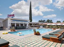 River Lodge Paso - 21 & Over Pool，位于佩索罗伯斯的酒店