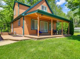 Brooklyn Cottage with Dock - Steps To Wamplers Lake!，位于Tipton的酒店