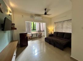 1 BHK Fully Furnished - Soorya Madhavam Apartments - Flat No - C2 - Guruvayur, - 150m to North Nada - Family only，位于古鲁瓦尤尔的酒店