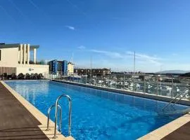 Luxury 1 bed with Pool and Sea Views