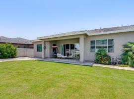 Beautiful Bakersfield Home about 8 Mi to Downtown!，位于贝克斯菲尔德的酒店