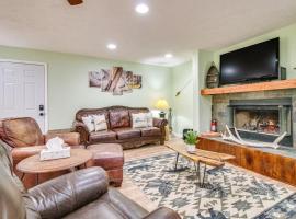 Cotter Home with Deck about 1 Mi to Big Spring Park!，位于Cotter的酒店