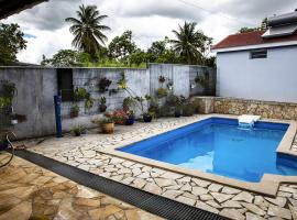 Charmant bungalow à Baie-Mahault avec piscine privée，位于拜马欧的酒店