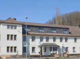 Große Gruppenunterkunft im Nationalpark Eifel mit Bar und Terrasse