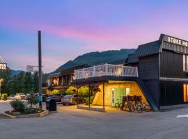 Stoke Hotel SureStay Collection by Best Western，位于雷夫尔斯托克The Enchanted Forest Revelstoke附近的酒店