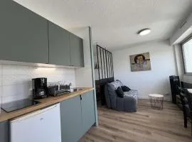 Studio rénové à La Rochelle, balcon Sud, à 50m de la plage, commerces et transports à proximité - FR-1-246-710