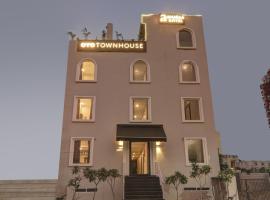 Townhouse 423 Amaraa Hotel Near Phoenix Palassio，位于Nilmatha的酒店