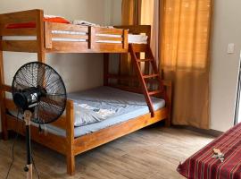 Riz Place Homestay - Queen Sized Bunk x Air-conditioned，位于Bacnotan的酒店