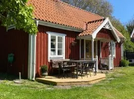 Bo i egen stuga på härlig ölandsgård